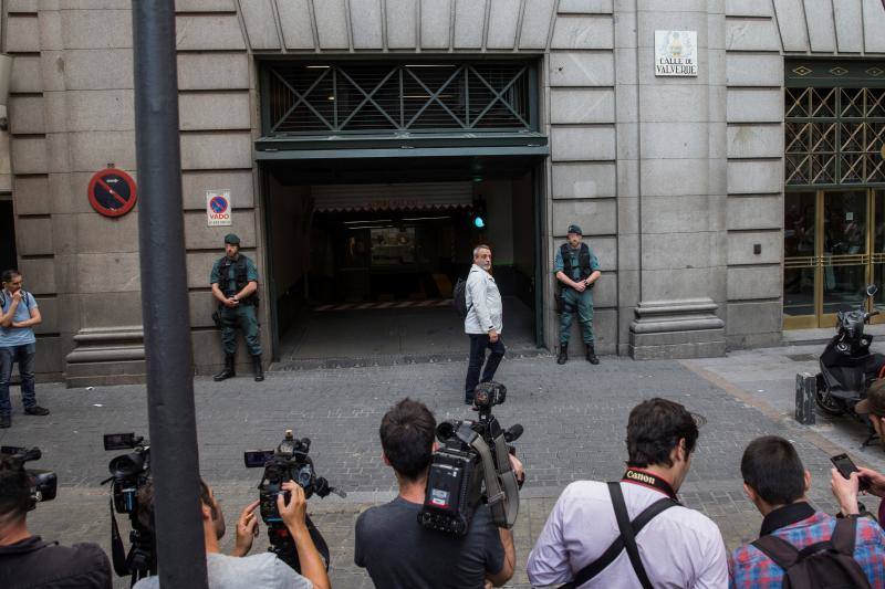 Eduardo Zaplana, ex presidente de la Generalitat y ex ministro de Trabajo y Portavoz del Gobierno de Aznar, ha sido detenido este martes en Valencia. Zaplana está acusado de blanqueo de dinero y delito fiscal, en una operación con otros arrestos: los de Vicente y José Cotino y Juan Francisco García, ex jefe de Gabinete del que fuera jefe del Consell.