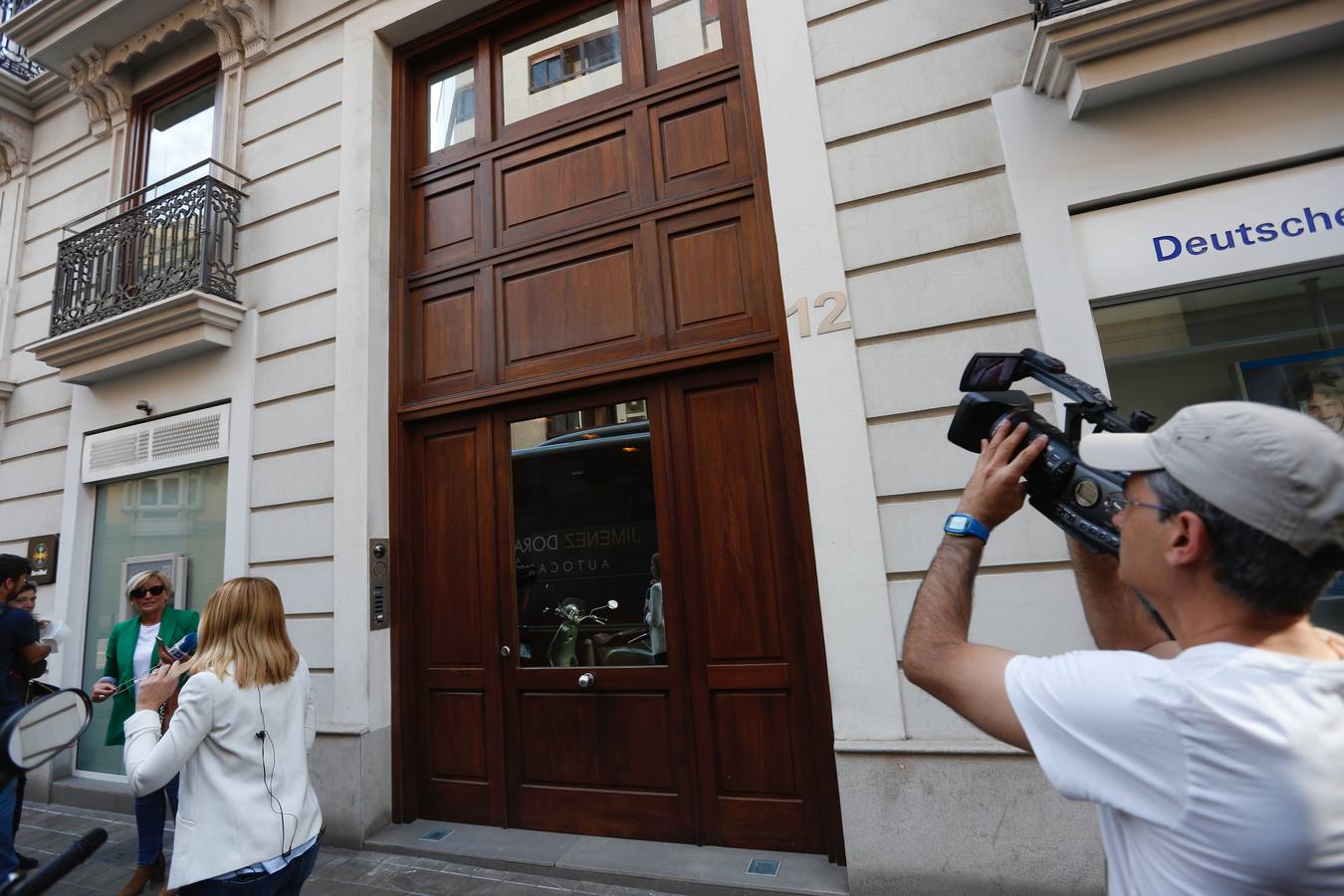 Eduardo Zaplana, ex presidente de la Generalitat y ex ministro de Trabajo y Portavoz del Gobierno de Aznar, ha sido detenido este martes en Valencia. Zaplana está acusado de blanqueo de dinero y delito fiscal, en una operación con otros arrestos: los de Vicente y José Cotino y Juan Francisco García, ex jefe de Gabinete del que fuera jefe del Consell.