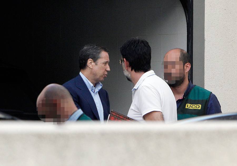 El expresidente de la Generalitat Valenciana y exministro de Trabajo, Eduardo Zapalana, a su llegada a su chalé de Benidorm junto a la comisión judicial tras ser detenido hoy por blanqueo de capitales, malversación, prevaricación y cohecho.