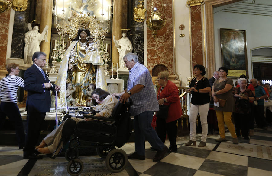 Fotos: Miles de valencianos, en el Besamanos de la Mare de Déu 2018