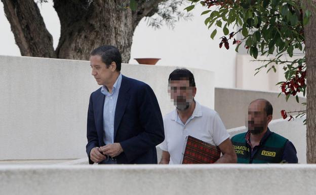 Eduardo Zaplana, en el registro el martes de su chalet en Benidorm.