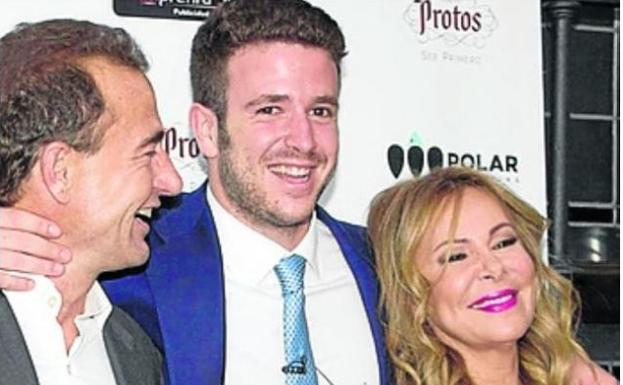 Álex Lequio, con sus padres.