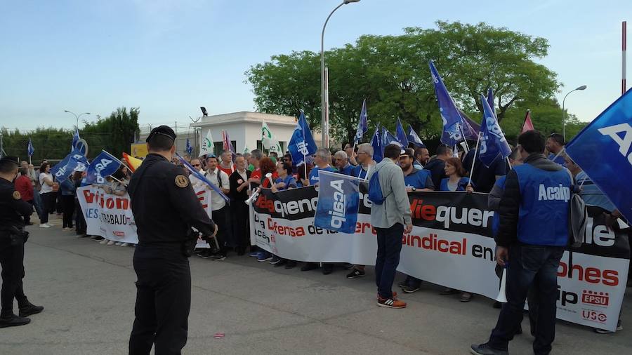 El personal del centro penitenciario bloquea el acceso durante cinco horas con una concentración para reclamar más personal y mejoras.