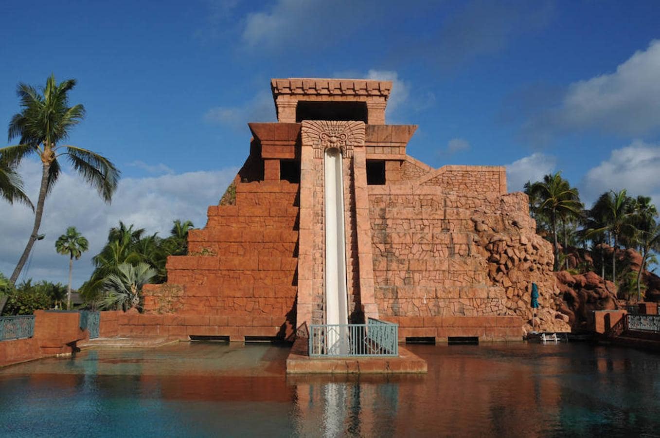 Además de su icónico tobogán del Salto de la Fe del Templo Maya (en la imagen), el complejo cuenta con el hábitat marino al aire libre más grande del mundo, 11 piscinas únicas y conecta con varias playas caribeñas.
