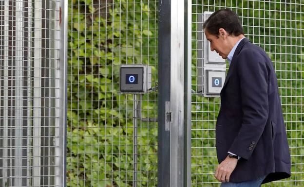 Eduardo Zaplana llegando a la Comandancia de la Guardia Civil del municipio madrileño de Tres Cantos.