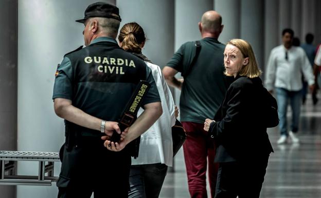 La mujer de Zaplana, Rosa Barceló, este jueves en la Ciudad de la Justicia, donde el expresidente ha pasado a disposición judicial.