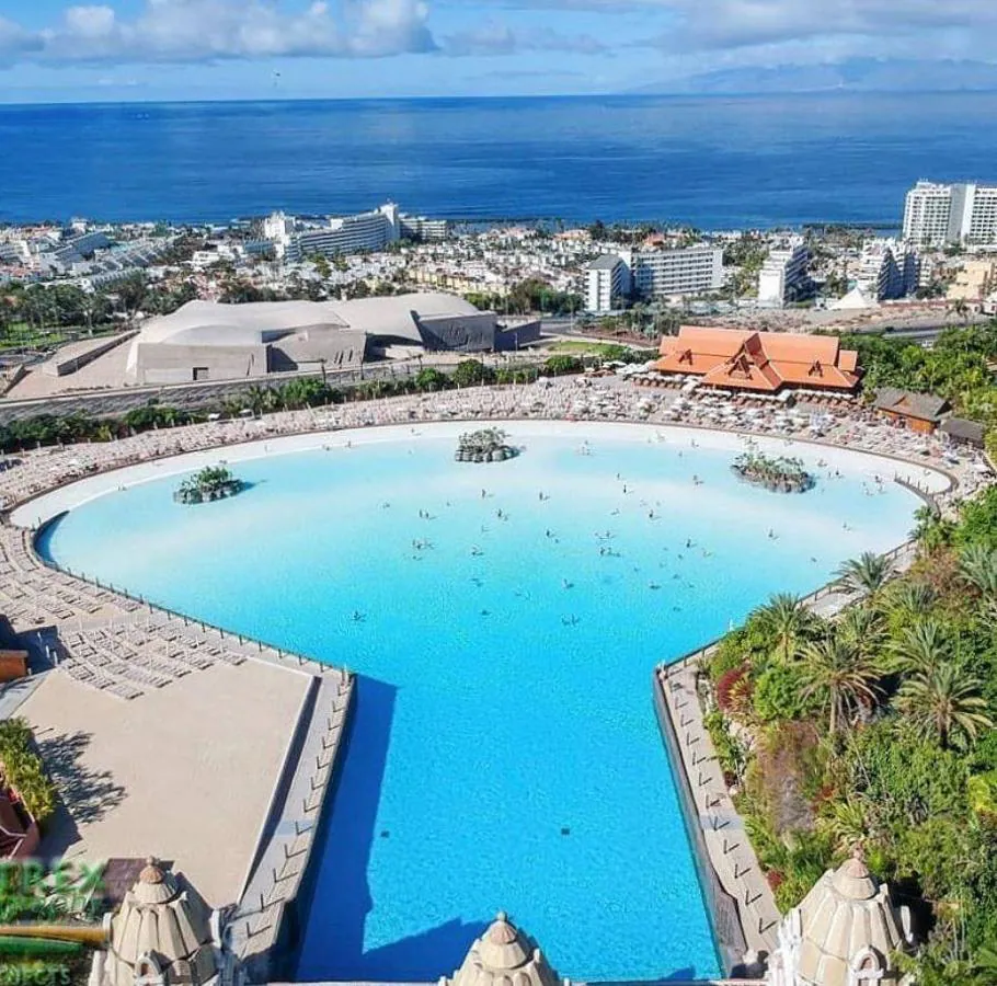 Siam Park (Santa Cruz de Tenerife) | Para encontrar algún parque acuático español en esta lista de los más visitados del mundo tenemos que desplazarnos hasta el puesto 16. Allí está el Siam Park de Santa Cruz de Tenerife, situado en la Costa Adeje. En 2017, recibió la visita de 1.209.000 personas, casi un 21% más que en 2016.