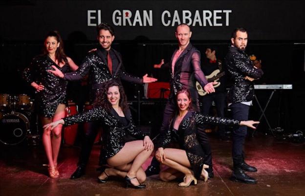 Bailarines de Gran Cabaret. A la izquierda,
uno de los platos del local.  