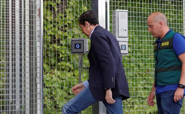 Zaplana es trasladado en la tarde del miércoles a la Comandancia de la Guardia Civial en Madrid, en Tres Cantos, para su segunda noche de arresto. 