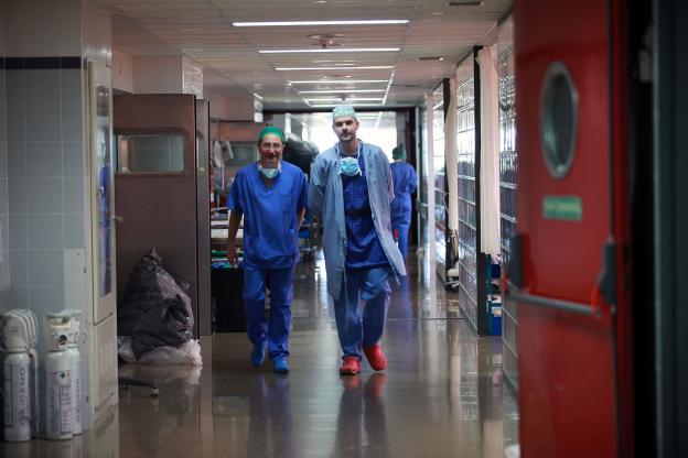 Personal sanitario en el pasillo de un centro hospitalario valenciano. 