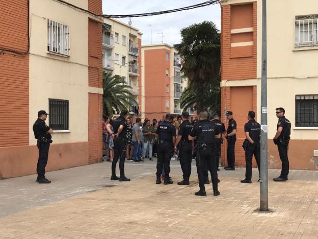Agentes de la Policía Nacional acorralan al gentío entre dos esquinas durante la intervención con el fugitivo en la Fuensanta. 