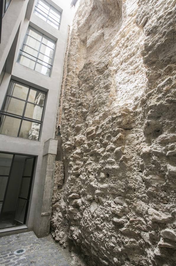 Una parte de los históricos, y valiosos, restos de la muralla árabe de Valencia pueden ya observarse desde el interior de varias tiendas de la calle Caballeros. Los locales han habitado unos grande ventanales para poder disfrutar de este pedazo de lienzo islámico de la antigua Balansiya.