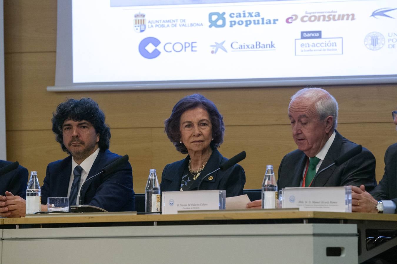 La Reina Emérita ha querido también, en su intervención ante más de 200 personas, representantes de los 56 bancos de alimentos de España, animar a los que hacen posible el día a día de estas entidades a que «continúen con su magnífico trabajo, del que deben sentirse muy orgullosos».