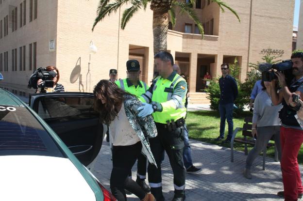 La joven que arrolló a un grupo de ciclistas de Xàbia en Oliva, tras prestar declaración en Gandia hace un año. 