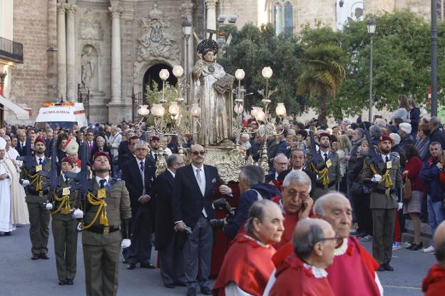 La procesión de San Vicente Ferrer a su paso por la plaza de la Reina, este año. 