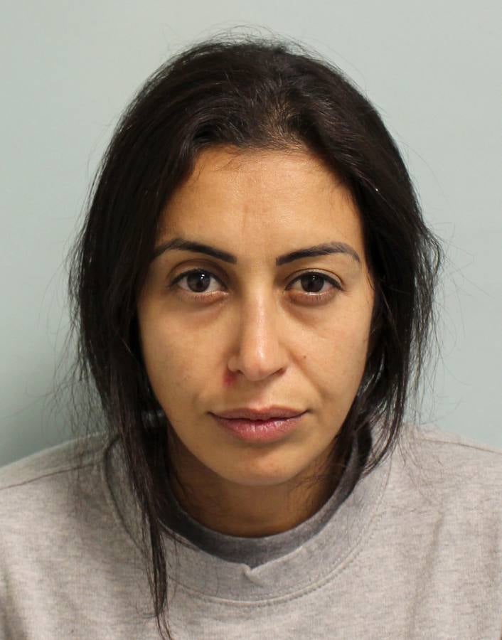 Un tribunal británico ha declarado culpable a un matrimonio de torturar, asesinar y quemar a la joven francesa Sophie Lionnet, de 21 años, que ejercía de «au pair» en su casa del suroeste de Londres. La niñera se encargaba del cuidado de los hijos de Sabrina Kouider (en la imagen) y Ouissem Medouni.