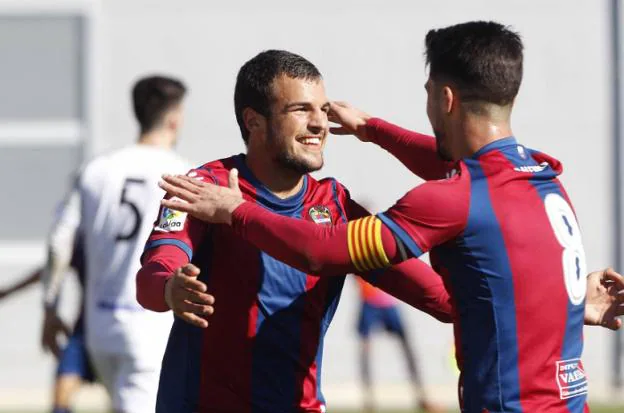 Joel, a la izquierda, celebra un gol reciente del Atlético Levante. 