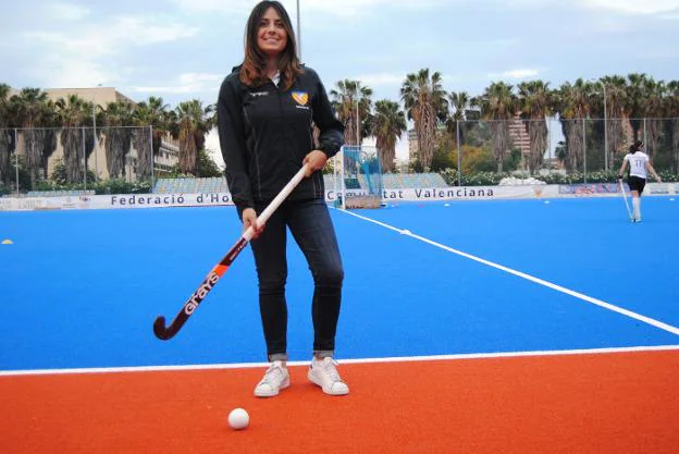 Paula Gimeno, en el campo de hockey de Tarongers. 