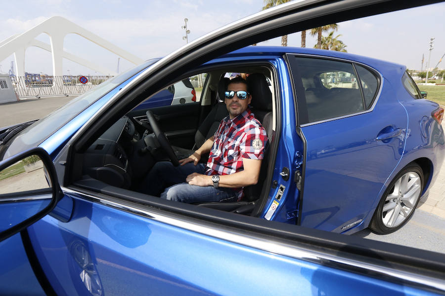 Más de mil usuarios probaron la movilidad ecológica en La Marina, en un recorrido que llevó a los probadores por el antiguo circuito de Fórmula 1. Para muchos fue el primer contacto con un coche ecológico, que no sólo tiene menos emisiones, sino un menor ruido y un mayor confort de marcha.