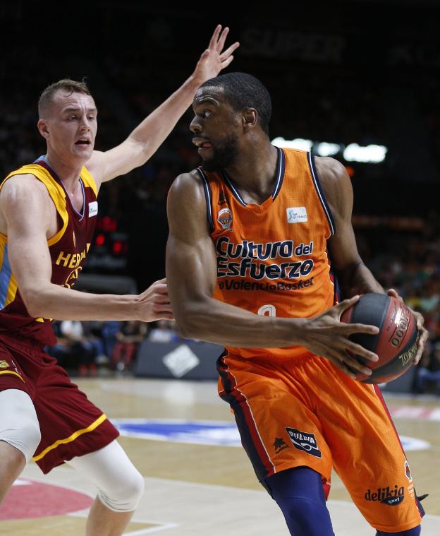 Will Thomas, con el balón ante la defensa de un rival del Gran Canaria. 