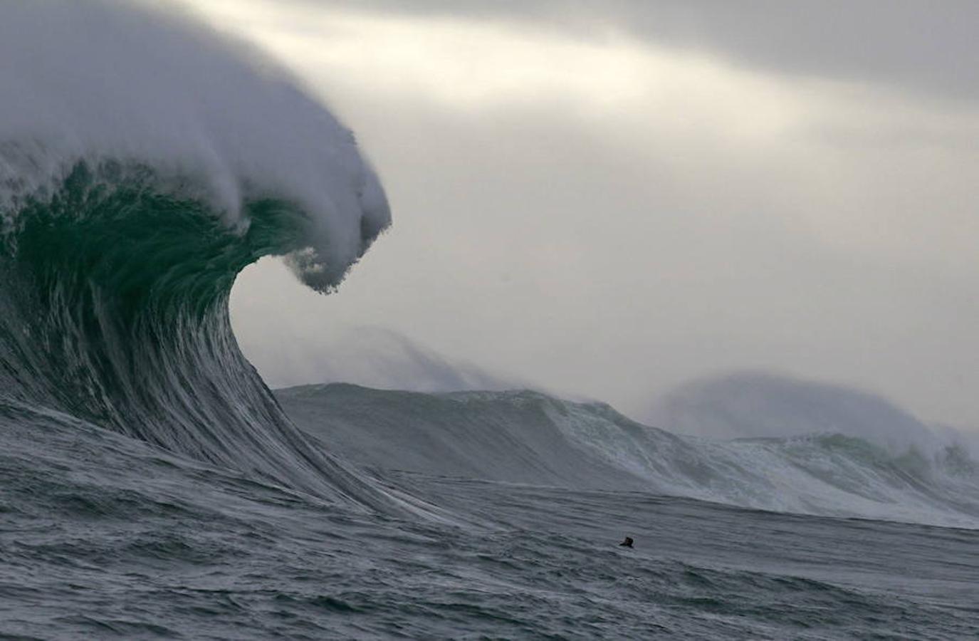 Las olas son cada vez más grandes. Así lo confirman todos los modelos, que llevan tiempo indicando que crecen por el cambio climático, por los fenómenos meteorológicos que son cada vez más extremos; y también porque vamos teniendo mejores y más sistemas de medición. En la foto, una ola gigante en Ciudad del Cabo.