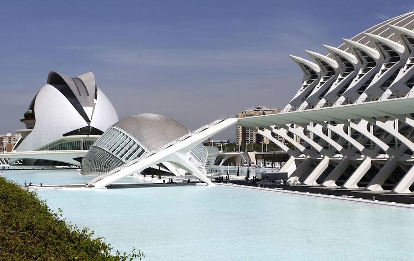 La Ciudad de las Artes y las Ciencias puede que sea uno de los lugares más fotografiados de València. Sus increíbles formas, y la grandiosidad de los edificios futuristas diseñados por el arquitecto valenciano Santiago Calatrava dejan a cualquiera con la boca abierta. No hay edificio de este conjunto arquitectónico que no sea fotografiado por cualquiera que pase por allí. De día, sus líneas y color blanco contrastan con el cielo azul, pero de noche los reflejos en las láminas de agua que los rodean crean fotografías aún más espectaculares.