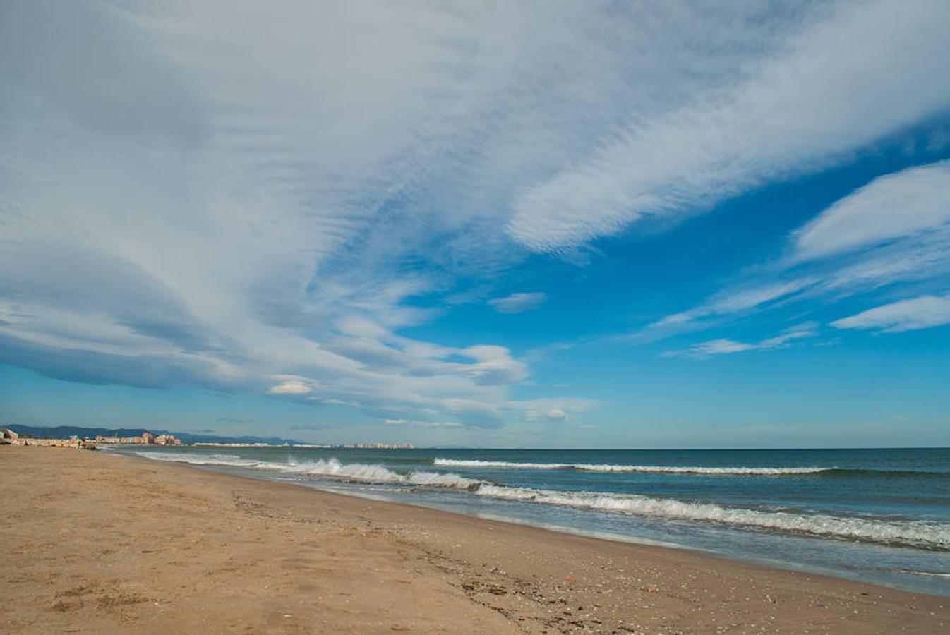 Las Playas de la Malvarrosa y el Cabanyal, playas urbanas con bandera azul, son las más retratadas durante los meses de calor.