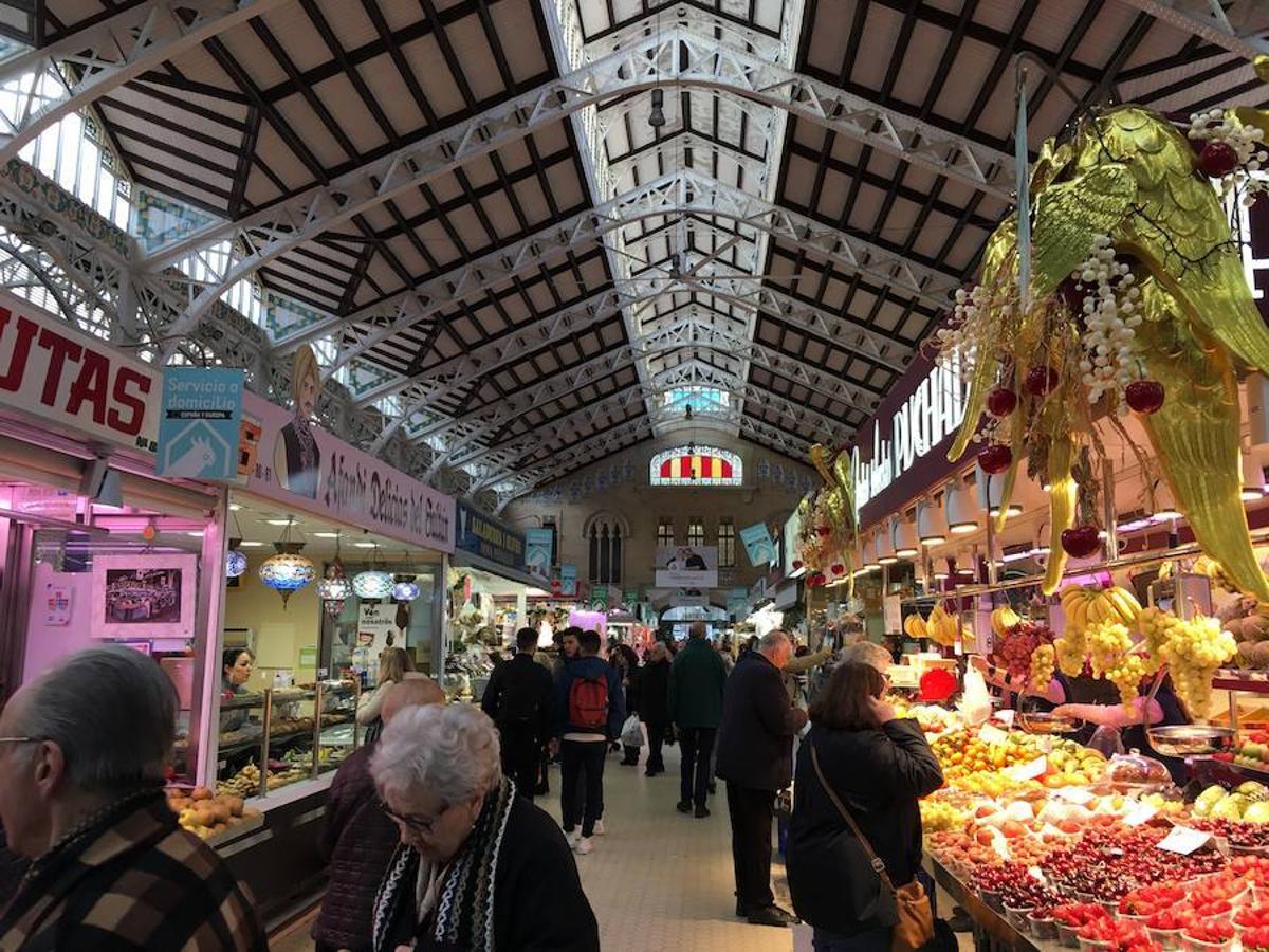 En pleno centro de València se encuentra el Mercado Central. Un tradicional mercado de arquitectura modernista que ha sabido adaptarse a la perfección a los tiempos actuales. En su interior se respira el ambiente de un mercado de toda la vida, lleno de coloridos y frescos productos de la huerta y el mar. Pero es inevitable levantar la vista en busca de los maravillosos techos y, sobre todo, la gran cúpula central.