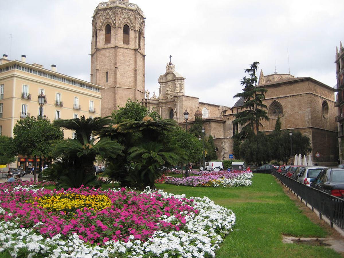 Allí se encuentra el kilómetro cero de las carreteras que salen de la capital, pero también edificios históricos como la torre de la iglesia de Santa Catalina, la Catedral de València y su imponente torre campanario: el Miguelete o Micalet en valenciano.