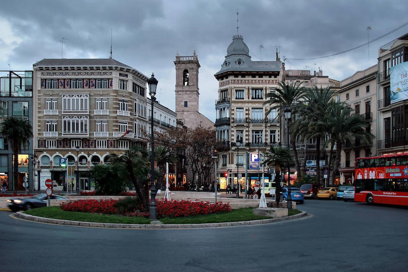 Una de las plazas más inmortalizadas en la ciudad de Valencia es la Plaza de la Reina. 