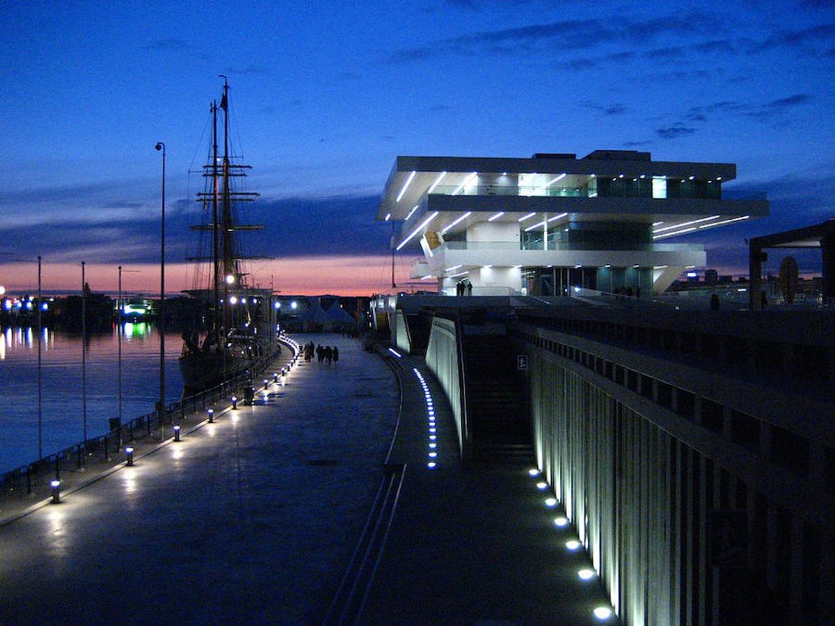 Pegado al mar, el edificio Veles e Vents destaca con su original diseño creado por el prestigioso arquitecto David Chipperfield.