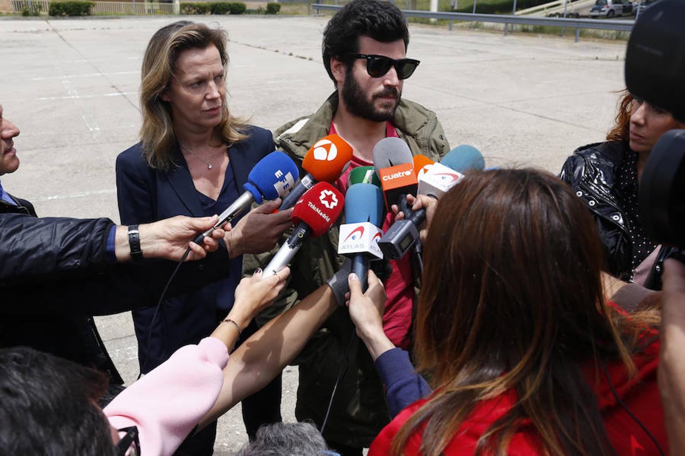 Rosalía Iglesias, esposa de Luis Bárcenas, ha salido este jueves de prisión tras abonar su hijo, Willy Bárcenas (en la foto), los 200.000 euros de la fianza. 18 personas, amigos y familiares de los Bárcenas, han hecho aportaciones para reunir el dinero, según ha explicado Willy Bárcenas en la puerta de Soto del Real. 