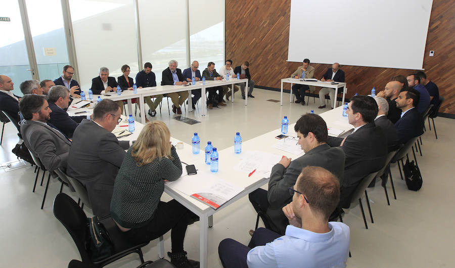 Dieciséis profesionales de diferentes empresas, y el diputado de medio ambiente de la Diputación de Valencia, Josep Bort, debatieron diferentes propuestas en torno al impulso de la eco-movilidad en el edificio Veles e Vents de Valencia. Las propuestas pretenden unificar las acciones de ayuda para la implantación de una movilidad con menores emisiones.