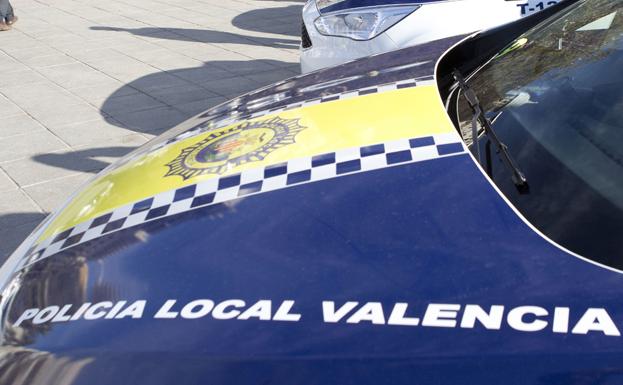 Dos coches patrulla de la Policía Local de Valencia.