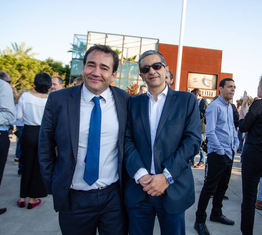 El alcalde de Valencia, Joan Ribó, el secretario autonómico de Turismo, Francesc Colomer, el escritor Santiago Posteguillo y el presidente de Rain Forest, José Maldonado, inauguran la impresionante escultura de un elefante africano, hito de la celebración del 10º aniversario del parque.