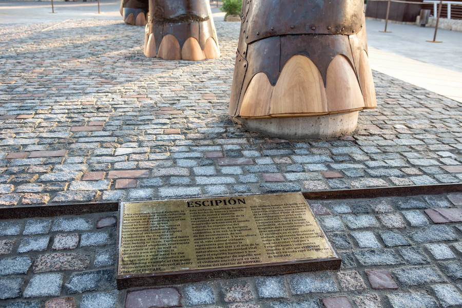 El alcalde de Valencia, Joan Ribó, el secretario autonómico de Turismo, Francesc Colomer, el escritor Santiago Posteguillo y el presidente de Rain Forest, José Maldonado, inauguran la impresionante escultura de un elefante africano, hito de la celebración del 10º aniversario del parque.