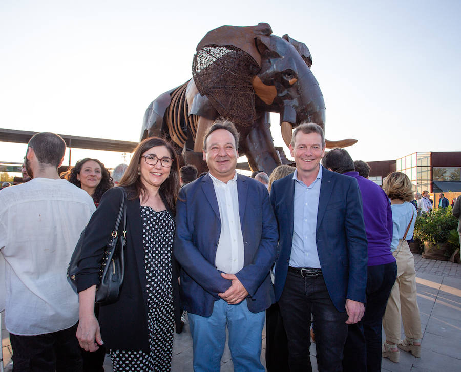 El alcalde de Valencia, Joan Ribó, el secretario autonómico de Turismo, Francesc Colomer, el escritor Santiago Posteguillo y el presidente de Rain Forest, José Maldonado, inauguran la impresionante escultura de un elefante africano, hito de la celebración del 10º aniversario del parque.