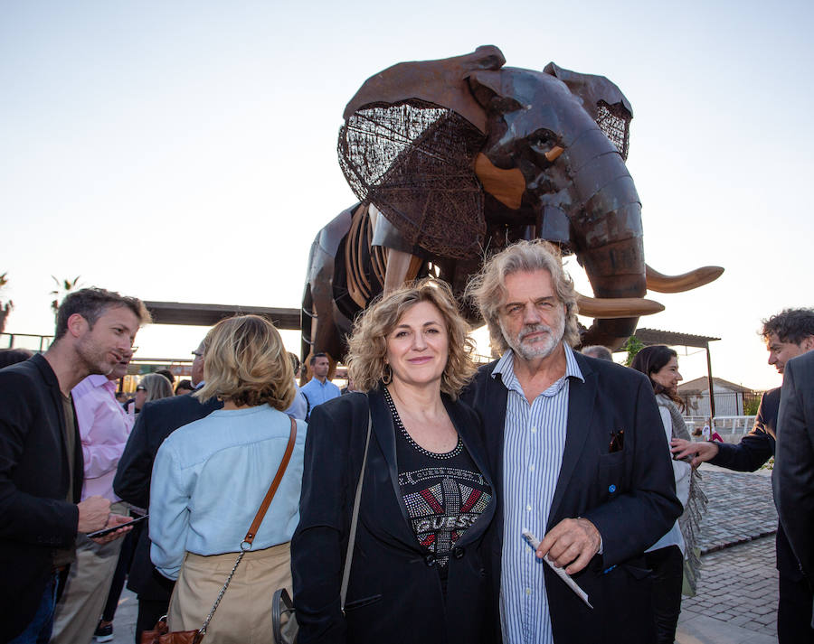 El alcalde de Valencia, Joan Ribó, el secretario autonómico de Turismo, Francesc Colomer, el escritor Santiago Posteguillo y el presidente de Rain Forest, José Maldonado, inauguran la impresionante escultura de un elefante africano, hito de la celebración del 10º aniversario del parque.