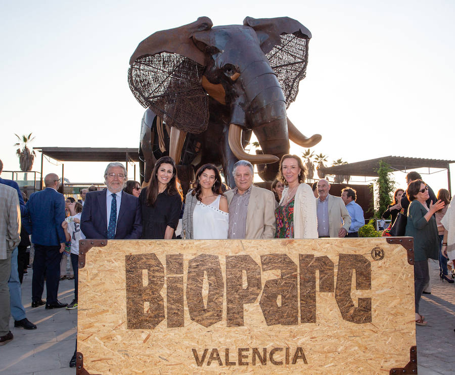 El alcalde de Valencia, Joan Ribó, el secretario autonómico de Turismo, Francesc Colomer, el escritor Santiago Posteguillo y el presidente de Rain Forest, José Maldonado, inauguran la impresionante escultura de un elefante africano, hito de la celebración del 10º aniversario del parque.