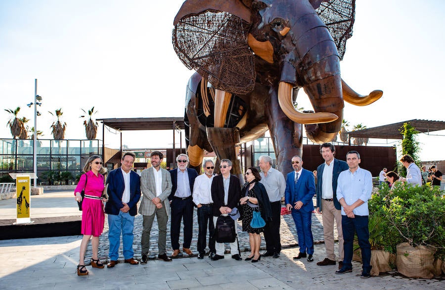 El alcalde de Valencia, Joan Ribó, el secretario autonómico de Turismo, Francesc Colomer, el escritor Santiago Posteguillo y el presidente de Rain Forest, José Maldonado, inauguran la impresionante escultura de un elefante africano, hito de la celebración del 10º aniversario del parque.