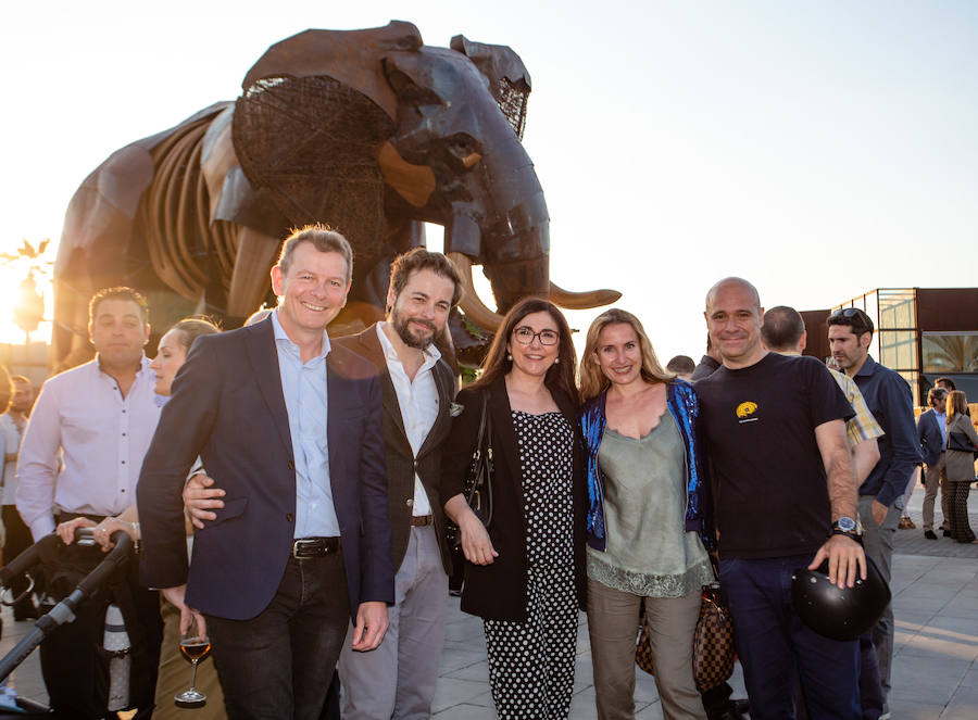 El alcalde de Valencia, Joan Ribó, el secretario autonómico de Turismo, Francesc Colomer, el escritor Santiago Posteguillo y el presidente de Rain Forest, José Maldonado, inauguran la impresionante escultura de un elefante africano, hito de la celebración del 10º aniversario del parque.