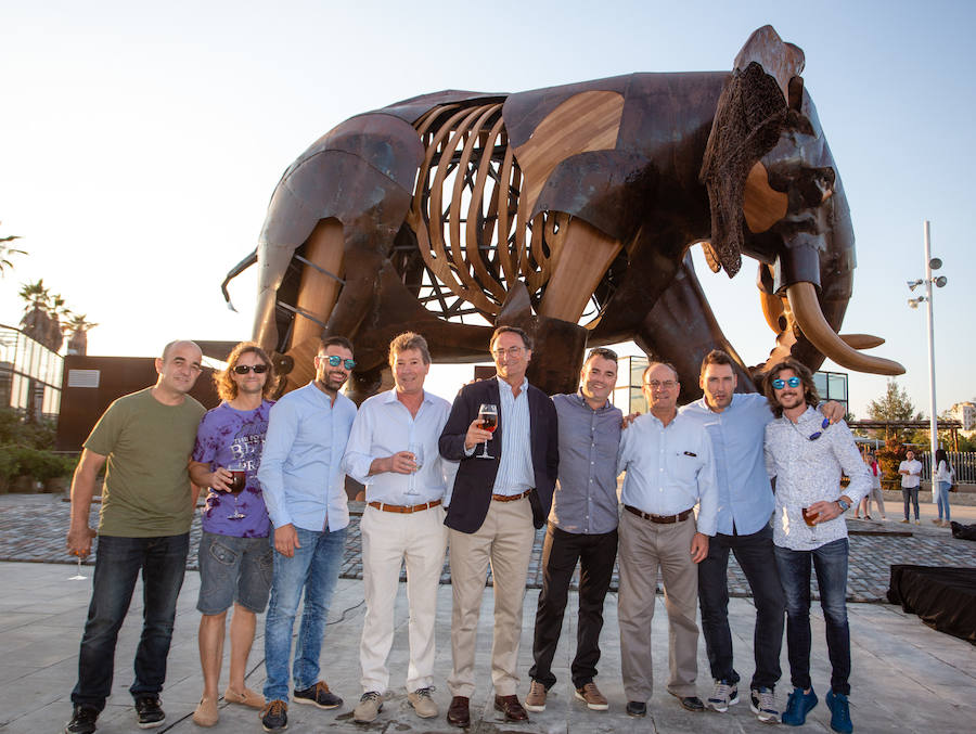 El alcalde de Valencia, Joan Ribó, el secretario autonómico de Turismo, Francesc Colomer, el escritor Santiago Posteguillo y el presidente de Rain Forest, José Maldonado, inauguran la impresionante escultura de un elefante africano, hito de la celebración del 10º aniversario del parque.