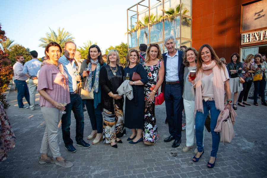 El alcalde de Valencia, Joan Ribó, el secretario autonómico de Turismo, Francesc Colomer, el escritor Santiago Posteguillo y el presidente de Rain Forest, José Maldonado, inauguran la impresionante escultura de un elefante africano, hito de la celebración del 10º aniversario del parque.