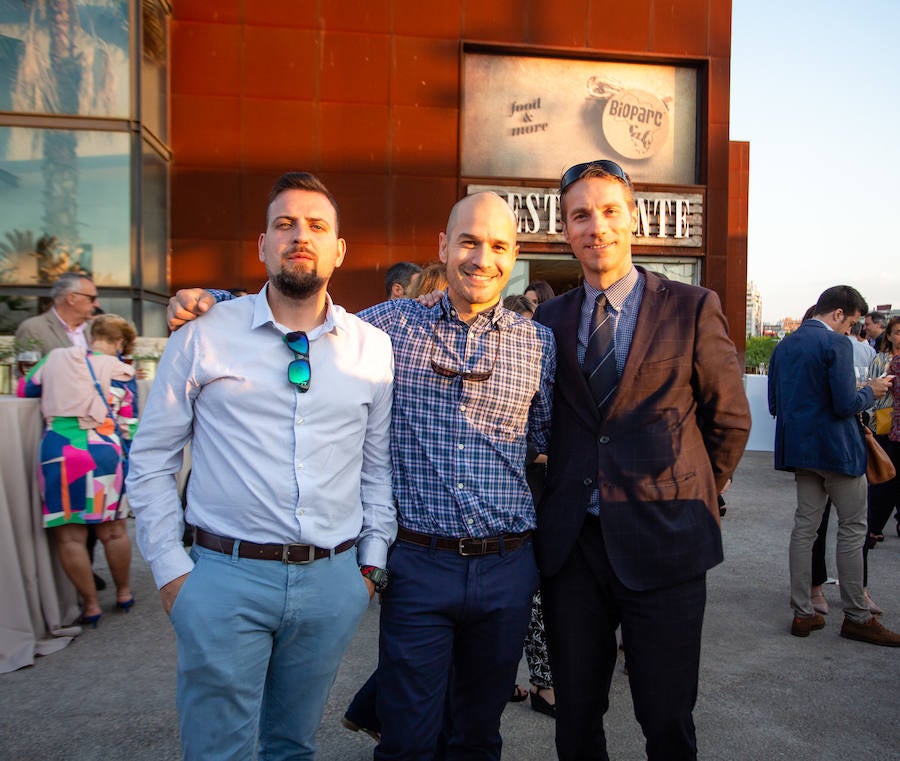 El alcalde de Valencia, Joan Ribó, el secretario autonómico de Turismo, Francesc Colomer, el escritor Santiago Posteguillo y el presidente de Rain Forest, José Maldonado, inauguran la impresionante escultura de un elefante africano, hito de la celebración del 10º aniversario del parque.