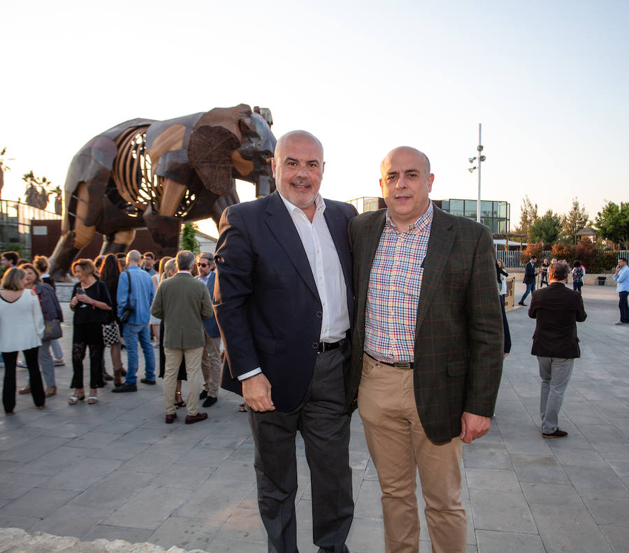 El alcalde de Valencia, Joan Ribó, el secretario autonómico de Turismo, Francesc Colomer, el escritor Santiago Posteguillo y el presidente de Rain Forest, José Maldonado, inauguran la impresionante escultura de un elefante africano, hito de la celebración del 10º aniversario del parque.