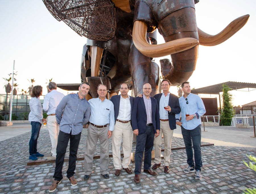 El alcalde de Valencia, Joan Ribó, el secretario autonómico de Turismo, Francesc Colomer, el escritor Santiago Posteguillo y el presidente de Rain Forest, José Maldonado, inauguran la impresionante escultura de un elefante africano, hito de la celebración del 10º aniversario del parque.