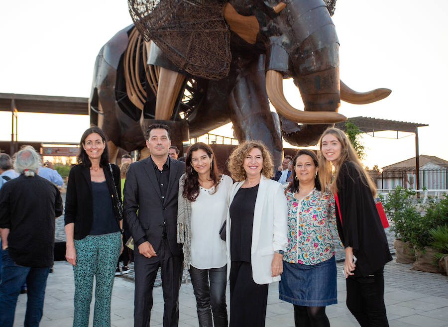 El alcalde de Valencia, Joan Ribó, el secretario autonómico de Turismo, Francesc Colomer, el escritor Santiago Posteguillo y el presidente de Rain Forest, José Maldonado, inauguran la impresionante escultura de un elefante africano, hito de la celebración del 10º aniversario del parque.