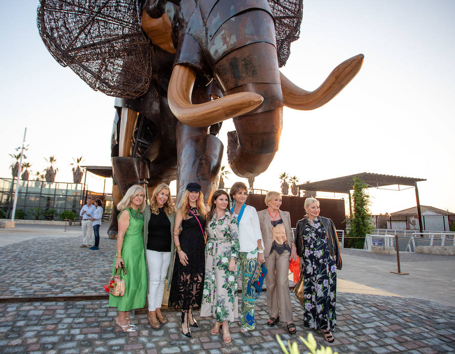 El alcalde de Valencia, Joan Ribó, el secretario autonómico de Turismo, Francesc Colomer, el escritor Santiago Posteguillo y el presidente de Rain Forest, José Maldonado, inauguran la impresionante escultura de un elefante africano, hito de la celebración del 10º aniversario del parque.