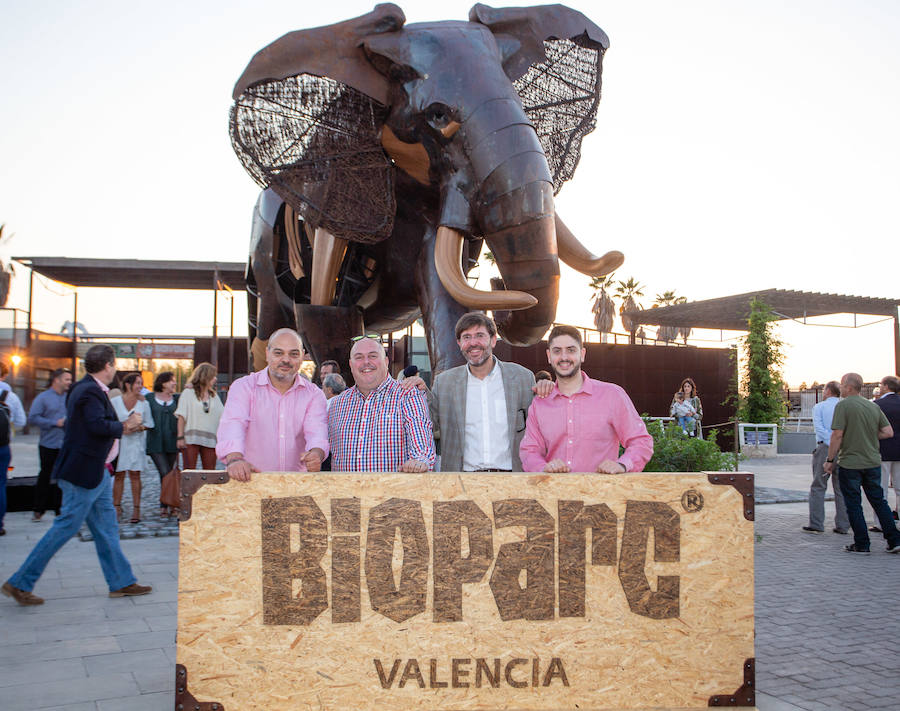 El alcalde de Valencia, Joan Ribó, el secretario autonómico de Turismo, Francesc Colomer, el escritor Santiago Posteguillo y el presidente de Rain Forest, José Maldonado, inauguran la impresionante escultura de un elefante africano, hito de la celebración del 10º aniversario del parque.