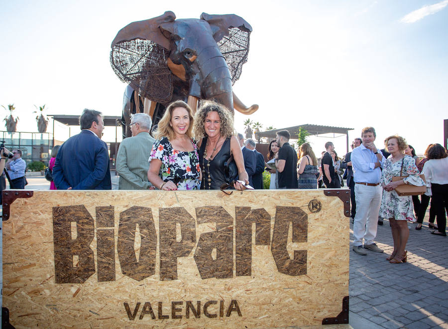 El alcalde de Valencia, Joan Ribó, el secretario autonómico de Turismo, Francesc Colomer, el escritor Santiago Posteguillo y el presidente de Rain Forest, José Maldonado, inauguran la impresionante escultura de un elefante africano, hito de la celebración del 10º aniversario del parque.